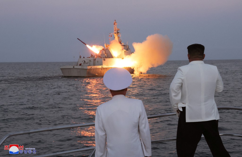 金正恩登上軍艦視察導彈試射。路透社