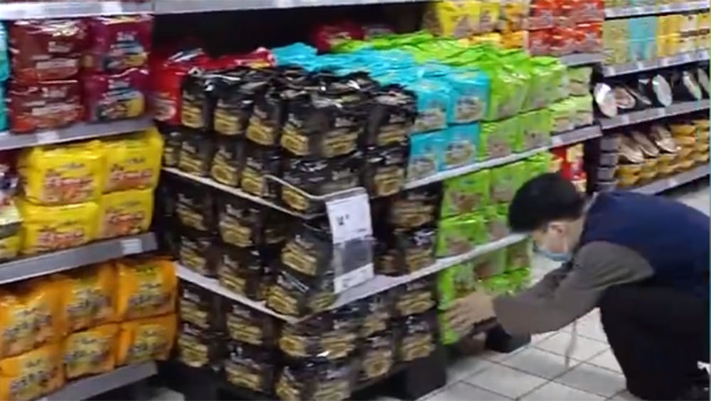 長沙大型超市連夜下架老壇酸菜麵。