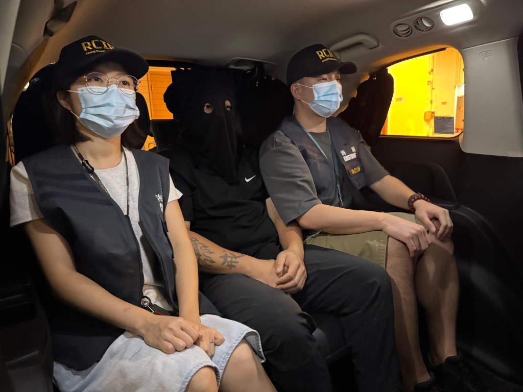 男子郵寄私煙來港，被海關拘捕。