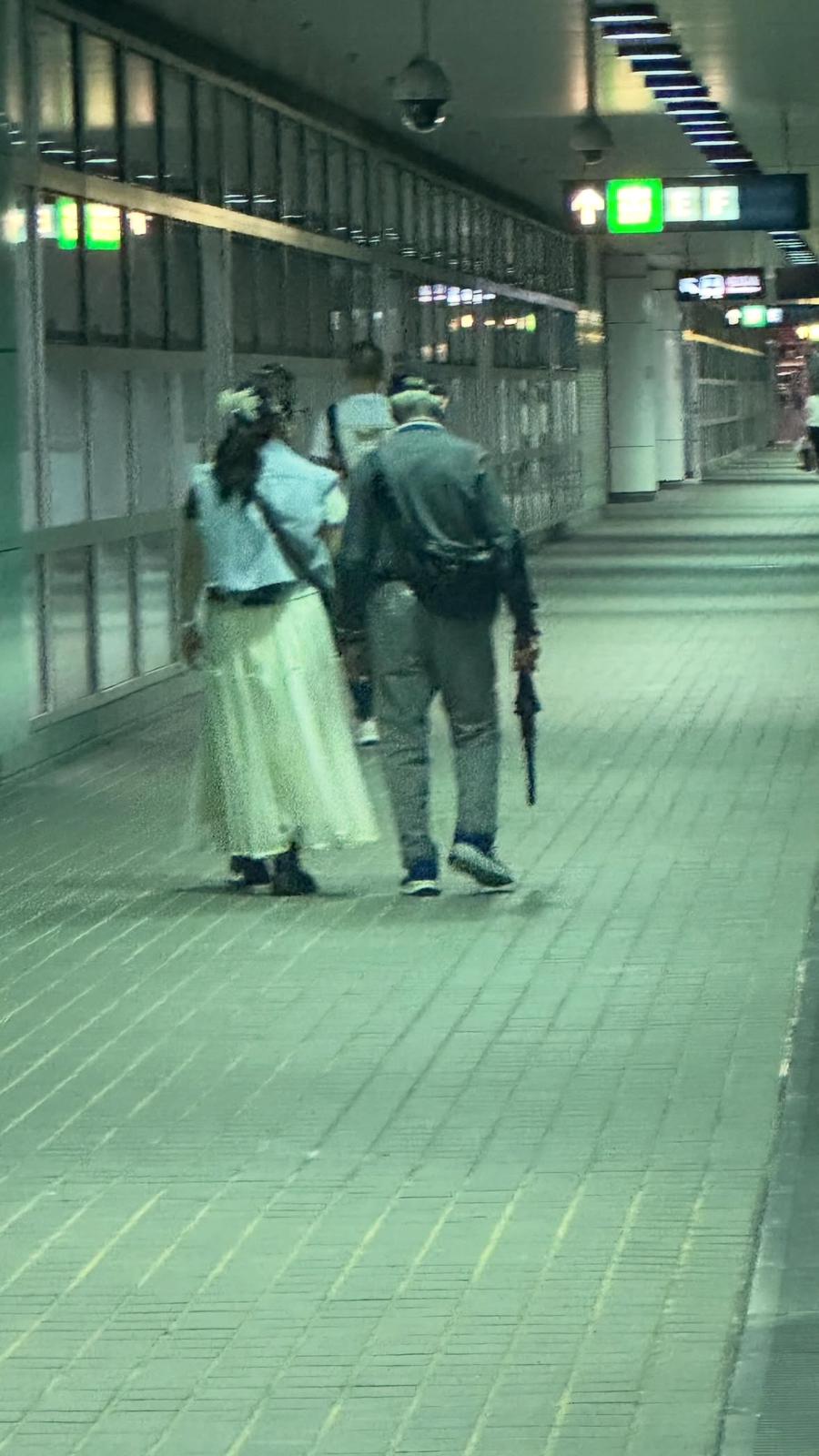 何太宣佈離婚後,昨晚(14日)再被網民在屯門直擊與何伯牽手逛街。 何太宣佈離婚後,昨晚(14日)再被網民在屯門直擊與何伯牽手逛街。