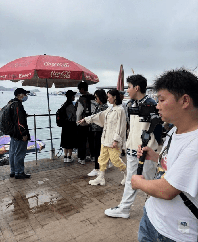 两人在西贡码头拍摄，引来不批途人围观。
