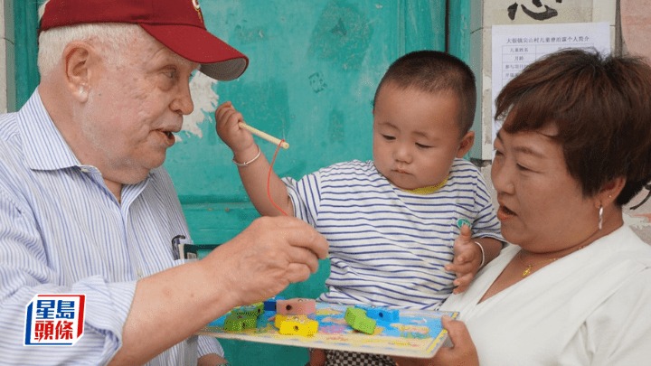 諾貝爾經濟學獎得主、城大「傑出客座教授」詹姆斯·赫克曼（左）到訪農村家庭。 (圖片來源：城大提供)