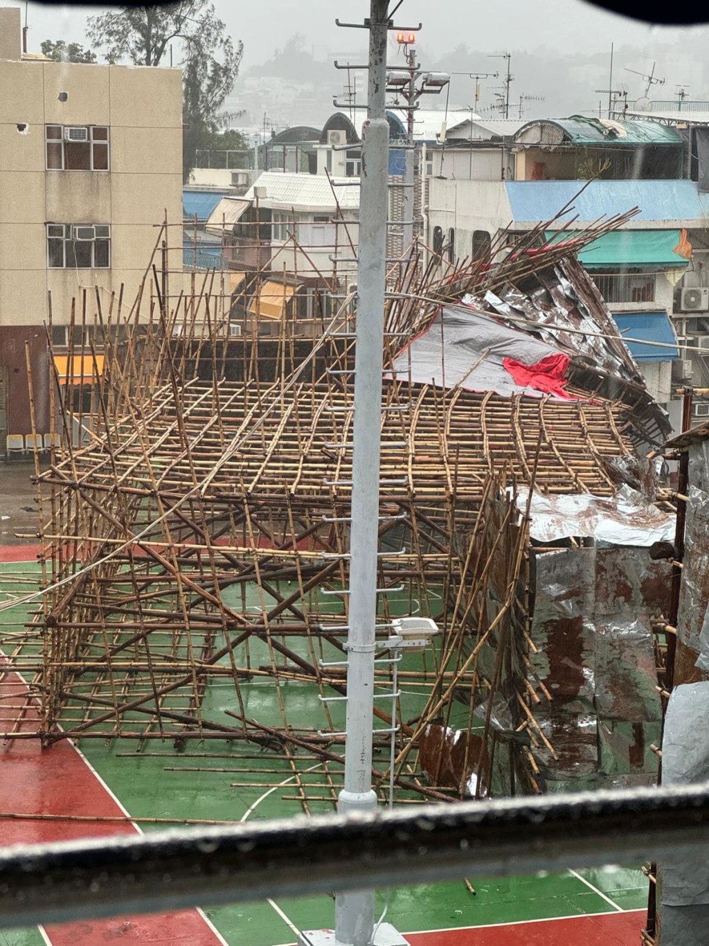 长洲北帝庙附近篮球场一个大约15米高的棚架疑不敌强风被吹塌。网上图片