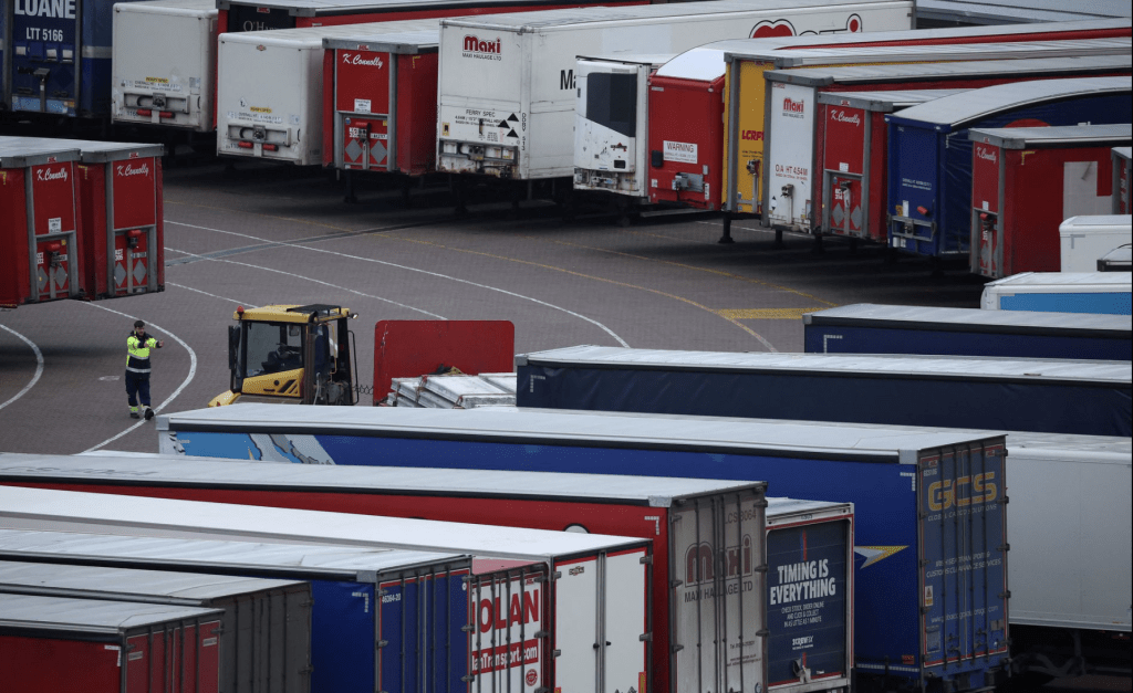 英國的貨車在英國威爾士霍利黑德港關口接受檢查。路透社