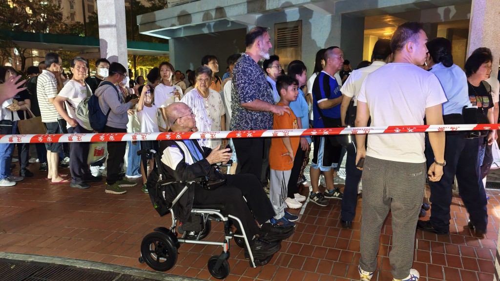 大約有200名居民疏散到大廈對開位置。黃文威攝