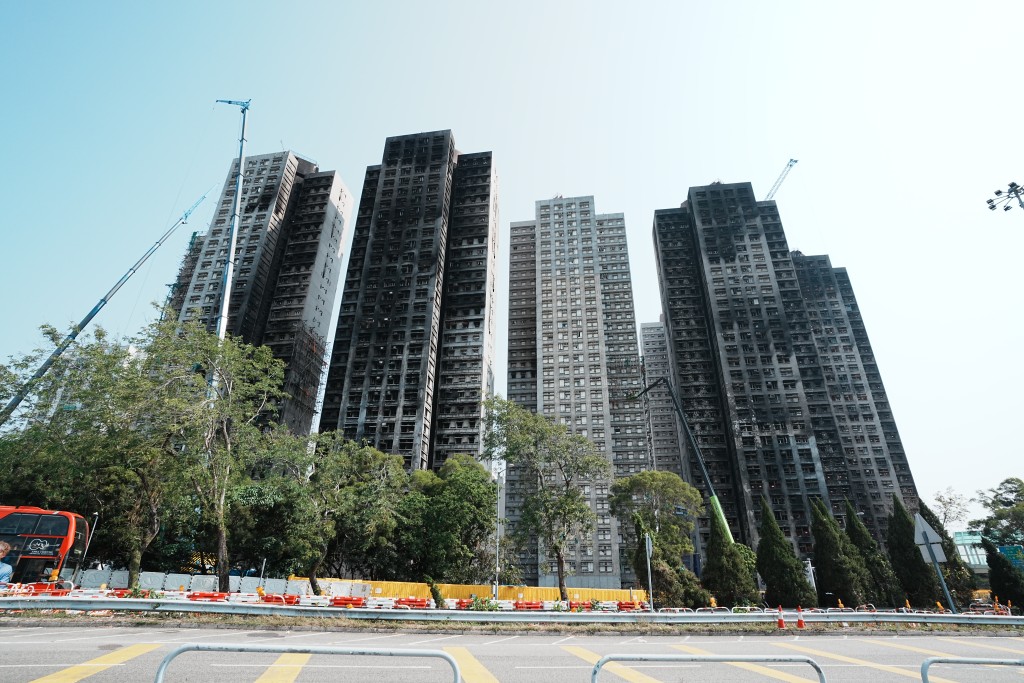 宏福苑大火听证会正在举行。