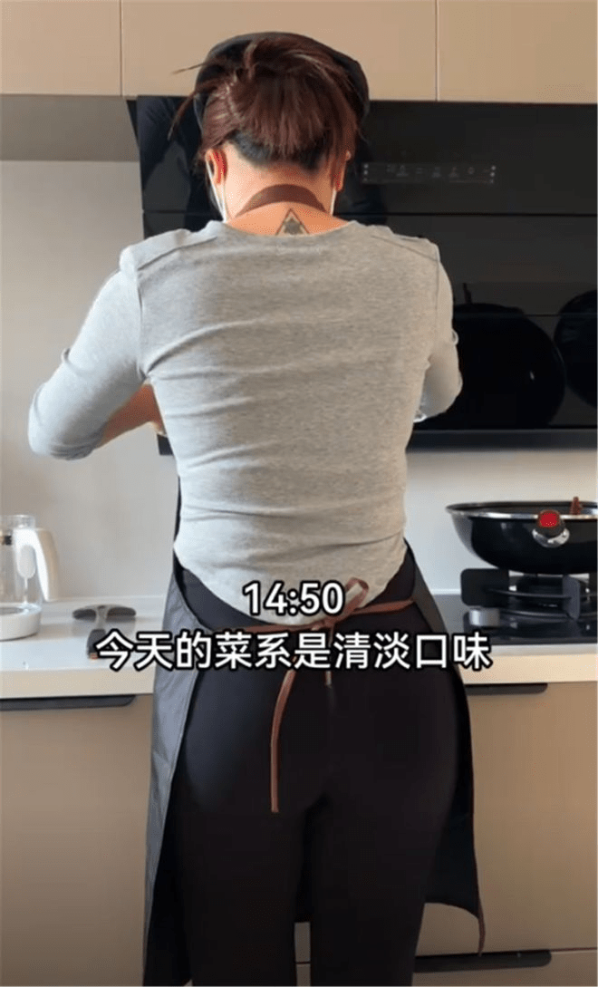 「阿綠」將上門私廚的工作情況上傳短片分享平台。 「阿綠」將上門私廚的工作情況上傳短片分享平台。