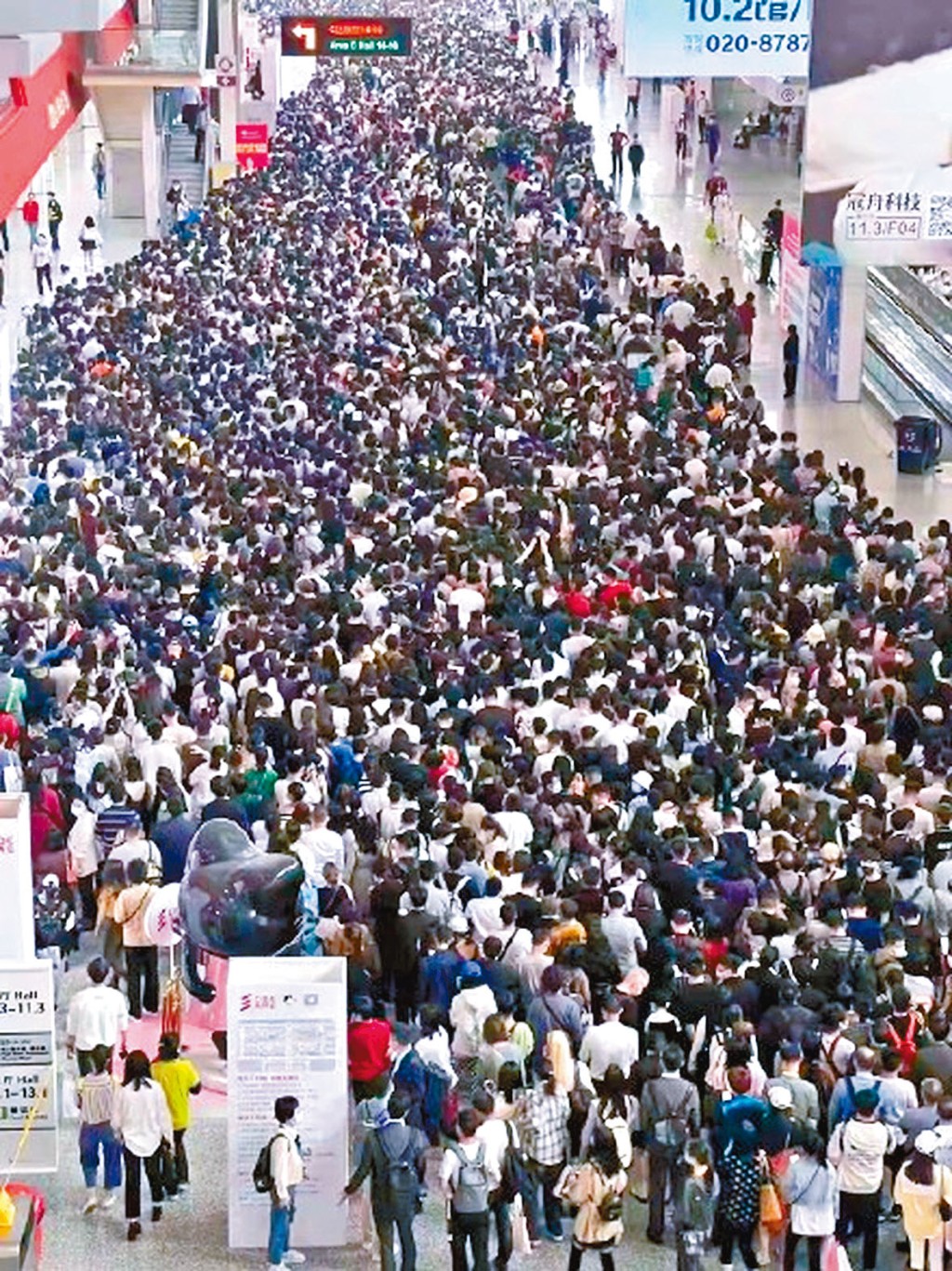 琶洲會展中心廣交會展館爆播疫疑雲，近五萬人滯留檢測長達六小時，部分民眾不滿鼓譟。