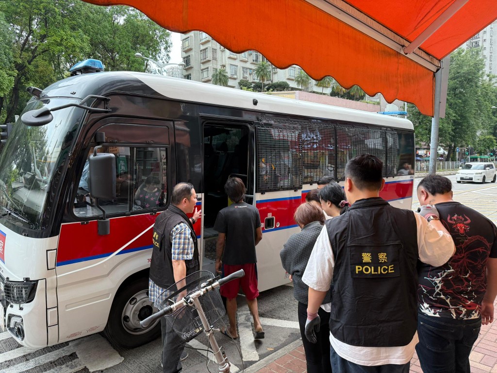 警方拘捕13人。警方提供