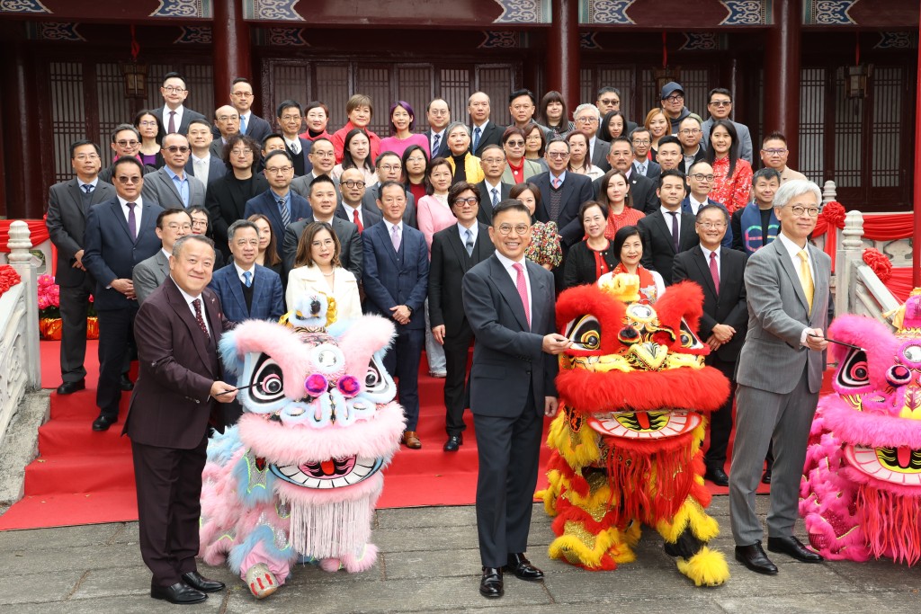 主席许涛率总经理曾志伟及一众高层参与年初一的贺年节目。