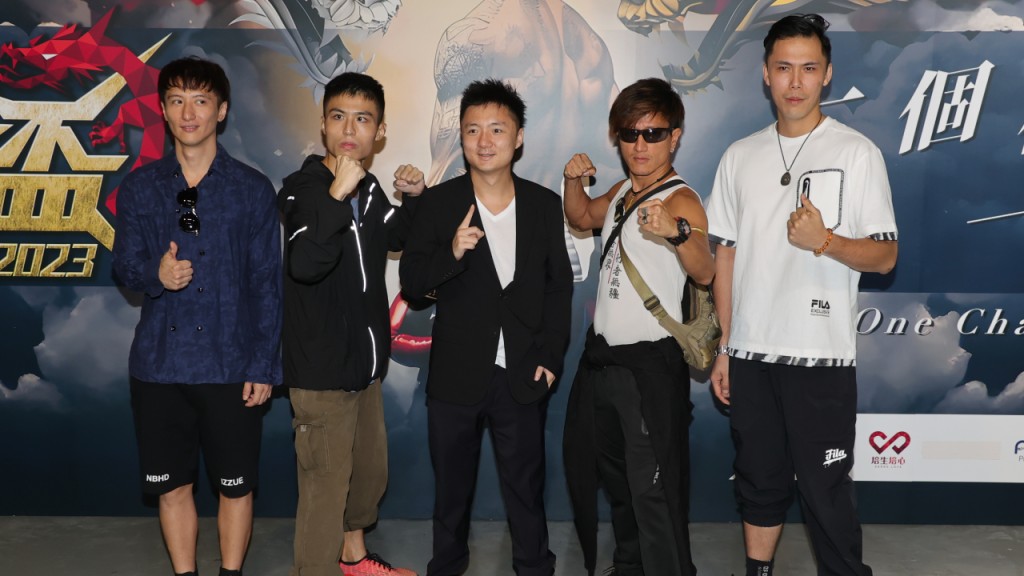 刘马车（左二）原定于明日（12月1日）参加锺培生所办的《培生擂台无敌杯2023》拳赛。资料图片