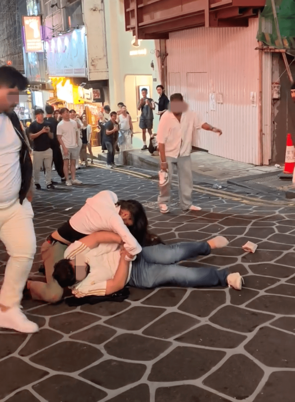 蘭桂坊多名男子街頭混戰 有人起飛腳「幫拖」 途人嚇到四散。Facebook 香港突發事故報料區及討論區 影片截圖 蘭桂坊多名男子街頭混戰 有人起飛腳「幫拖」 途人嚇到四散。Facebook 香港突發事故報料區及討論區 影片截圖
