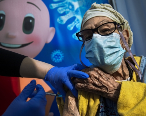 以色列開放60歲以上追加第三劑輝瑞疫苗，成全球首國。AP圖片