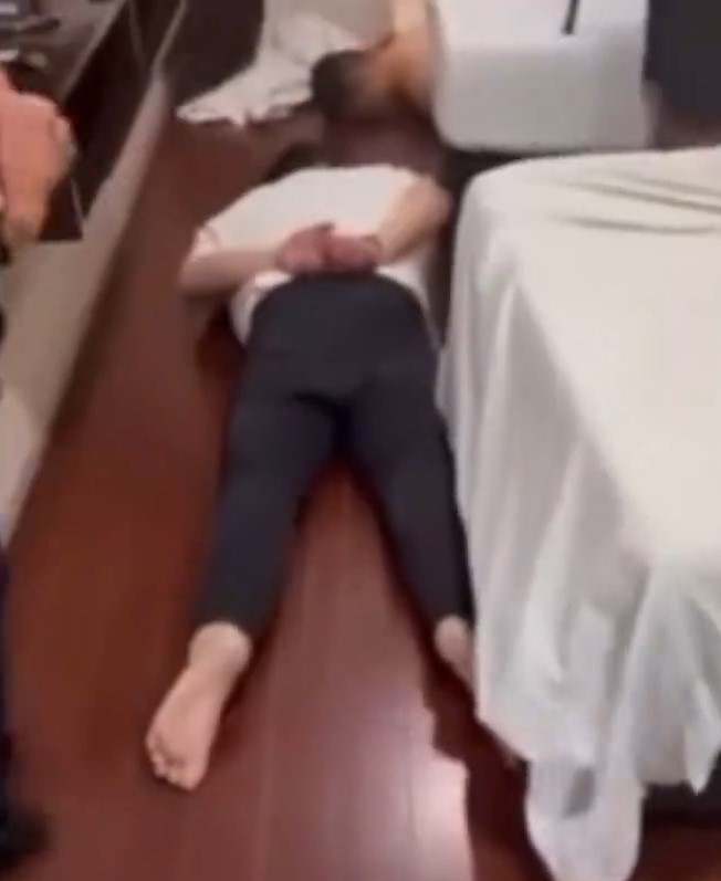 5名贼人绑架一名中国超市老板。微博@新京报 5名贼人绑架一名中国超市老板。微博@新京报