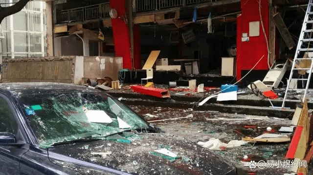 烤魚店及附近商店嚴重受損，停泊在附近的汽車也受波及。