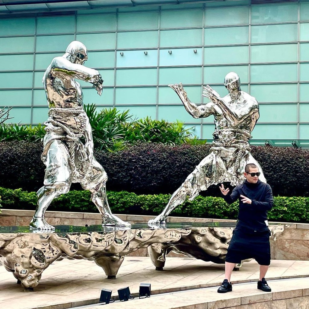 中環交易廣場平台的雕塑《雲端》便是中國藝術家任哲的作品