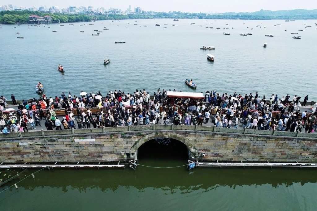 杭州西湖遊客擠滿斷橋。