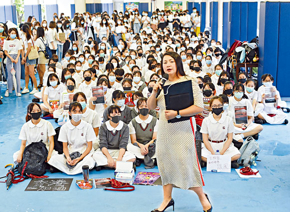 圣安当女书院校长朱蓓蕾应学生及校友要求，在有盖操场公开对话。