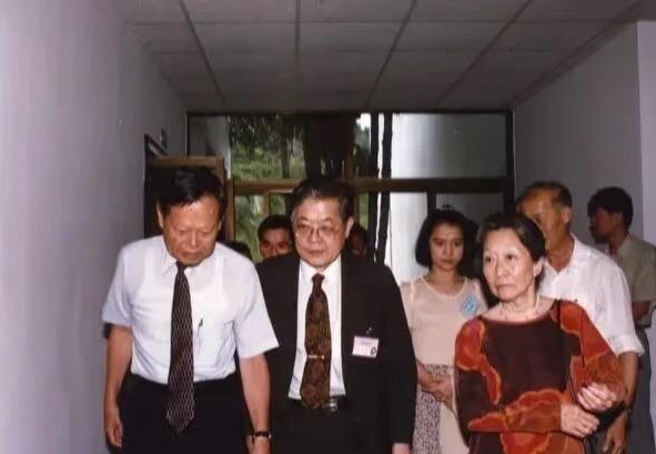 楊振寧與妻子杜致禮到訪汕頭大學,翁帆擔任接待嚮導。 楊振寧與妻子杜致禮到訪汕頭大學,翁帆擔任接待嚮導。