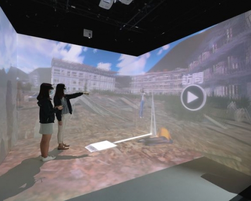 地震灾难采访教学互动场景原型由恒大团队制作，今个学期率先应用于恒大传播学院试验授课。（恒大供相）