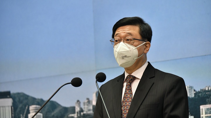 李家超在社交平台歡迎及感謝深圳當局增加健康驛站名額。資料圖片