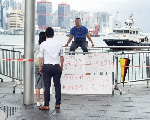 男子天星码头围栏危坐。