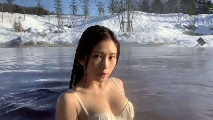 雞排妹晒出D Cup白滑雙乳和鎖骨，好性感！
