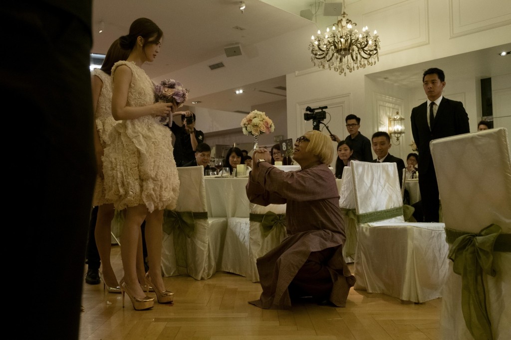 C君跪地求婚