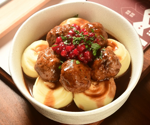 Meatballs $108牛肉加豬肉混合而成的手打肉丸彈牙有嚼勁，加上酸酸甜甜的莓醬及薯蓉，口感更豐富。