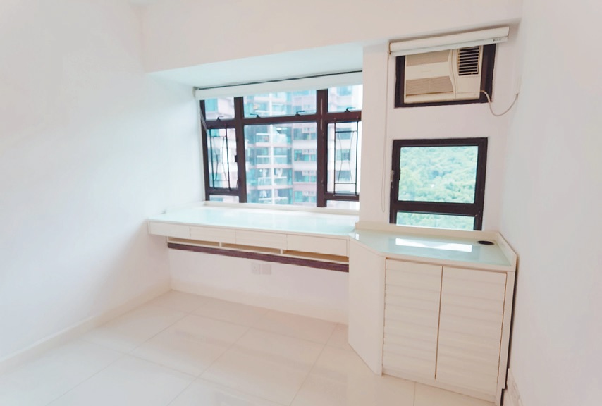 图中房间利用窗台打造成工作枱，善用空间。