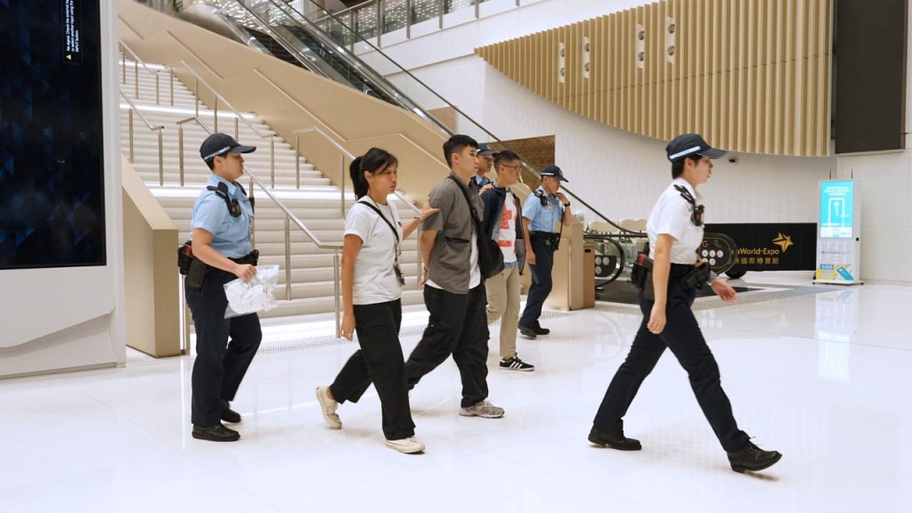 新界南總區今日(22日)聯同中國香港體育協會暨奧林匹克委員會、消防處、亞洲國際博覽館(亞博館)及香港危難應變醫學會於亞博館舉行代號為「勇箭」(STORM ARROW)的跨部門反恐演習。警方提供 新界南總區今日(22日)聯同中國香港體育協會暨奧林匹克委員會、消防處、亞洲國際博覽館(亞博館)及香港危難應變醫學會於亞博館舉行代號為「勇箭」(STORM ARROW)的跨部門反恐演習。警方提供