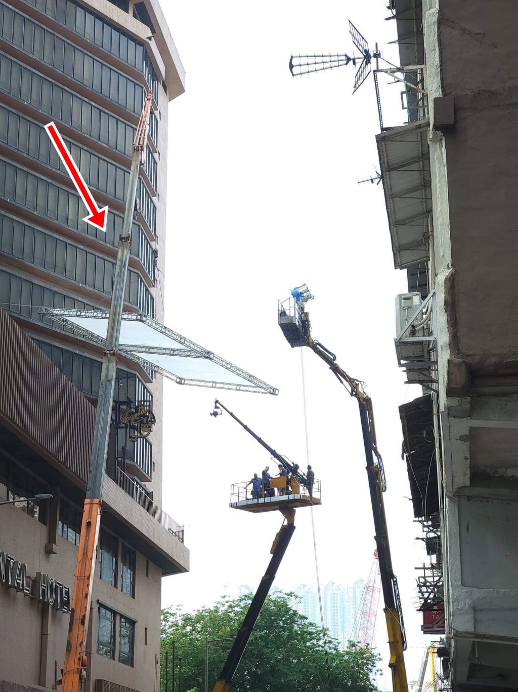 第一部工程車負責吊起補光屏（遮光板）。fb：中科監察