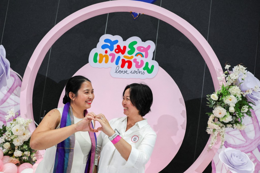 一對LGBTQ情侶登記結婚。（路透社）