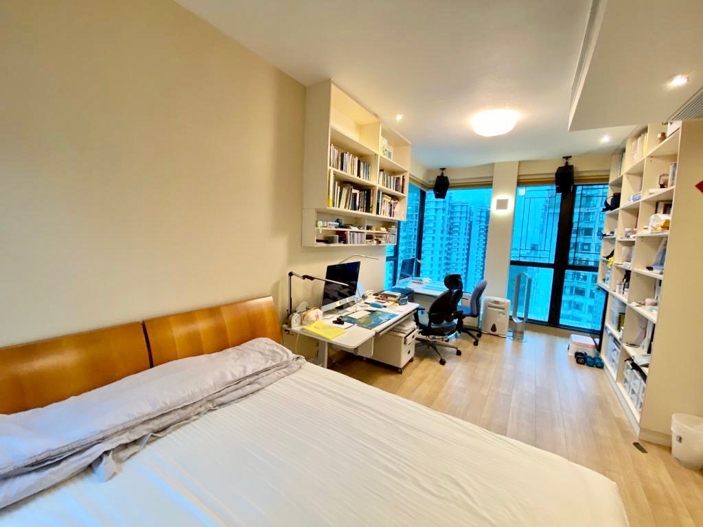 房間四正闊落，中置睡床後，活動空間仍綽綽有餘。