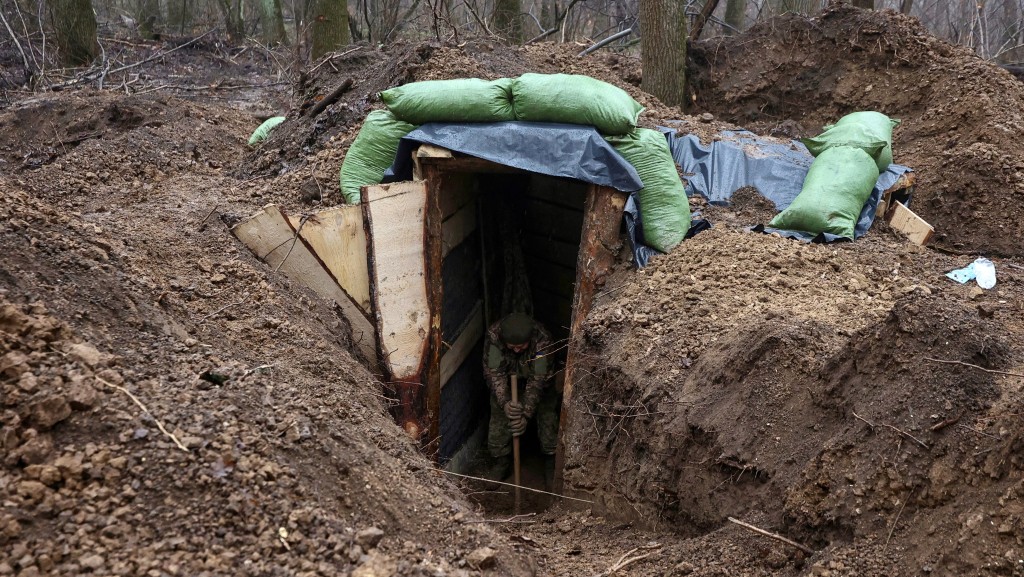 烏克蘭士兵在哈爾科夫建造防空洞。 路透社