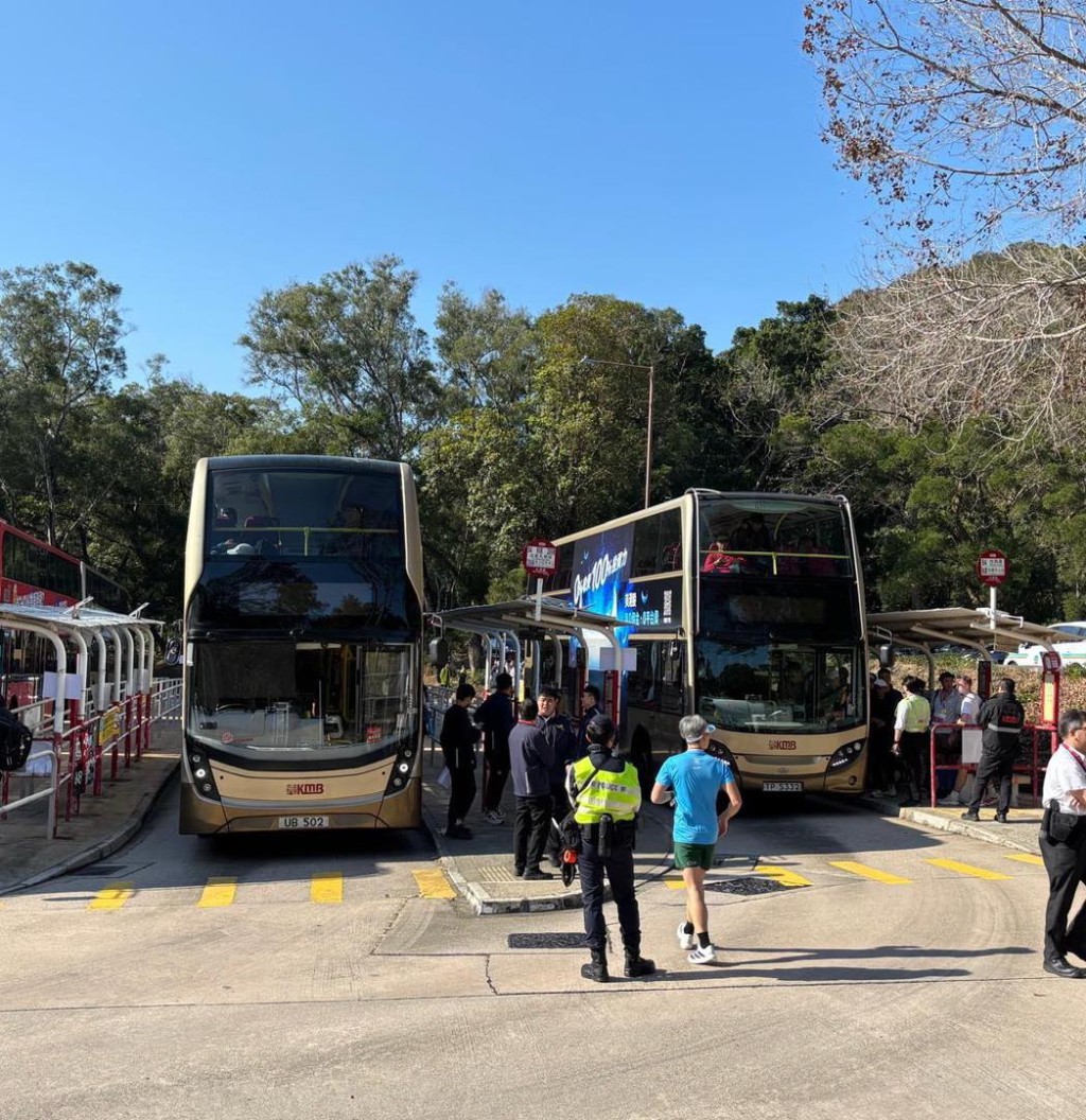 專營巴士營辦商今早加派車輛，方便完成賽事的選手離開北潭涌。運輸署FB圖片