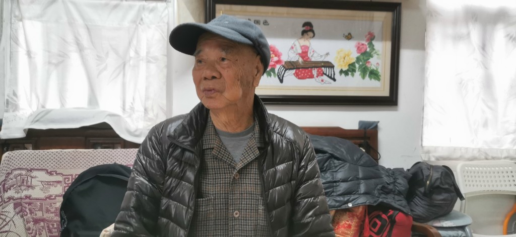 93歲戴伯伯稱已習慣在沙田街巿買餸後呆坐數小時等車返家。(莫家文攝)