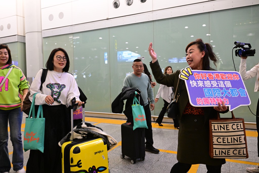 香港青岛同乡联谊会在现场欢迎6名旅客。陈极彰摄