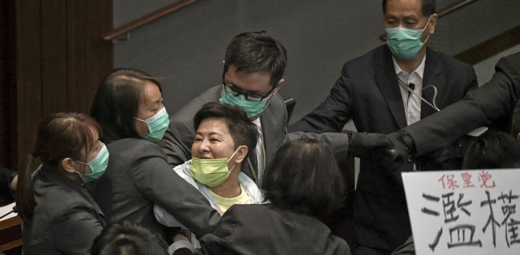 民主黨黃碧雲昨日突然「勇武」起來。