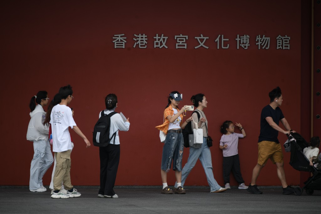 5月初步訪港旅客人次為約446萬,較去年同期上升9%。 5月初步訪港旅客人次為約446萬,較去年同期上升9%。