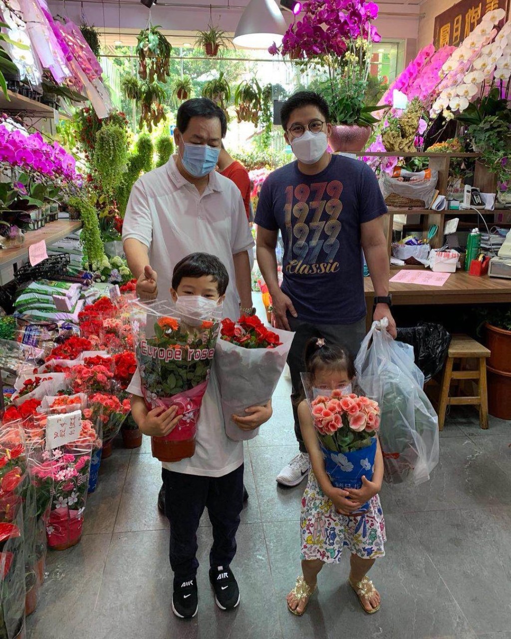 霍生帶埋囝女去買花送畀媽媽賀母親節。