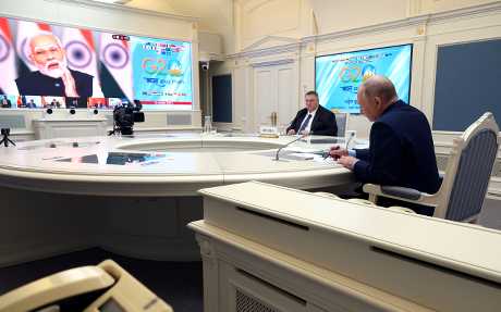 普京在莫斯科参与G20视像峰会。萤幕上可见印度总理莫迪。路透社