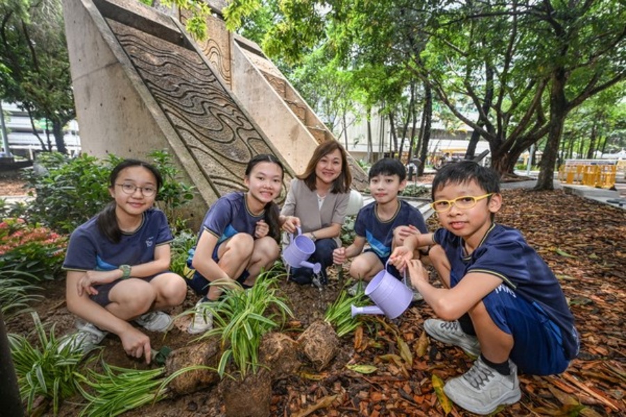 小學生在老師謝怡(中)帶領下一同參與種植活動。政府新聞網 小學生在老師謝怡(中)帶領下一同參與種植活動。政府新聞網