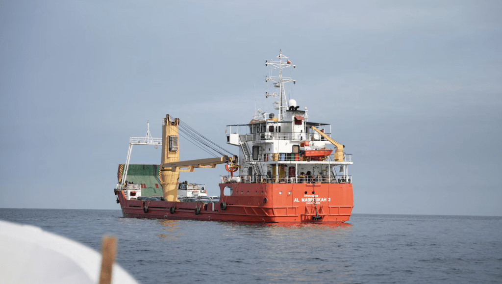 伊朗宣布重新「完全开放」霍尔木兹海峡后，美国总统特朗普发文表示，美伊两国正就清除霍峡水雷及回收浓缩铀展开合作。路透社