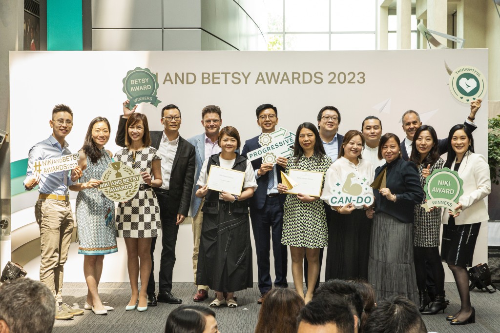  國泰每年都舉辦Niki and Betsy Awards員工嘉許禮，表彰同事由心出發的優秀服務態度。