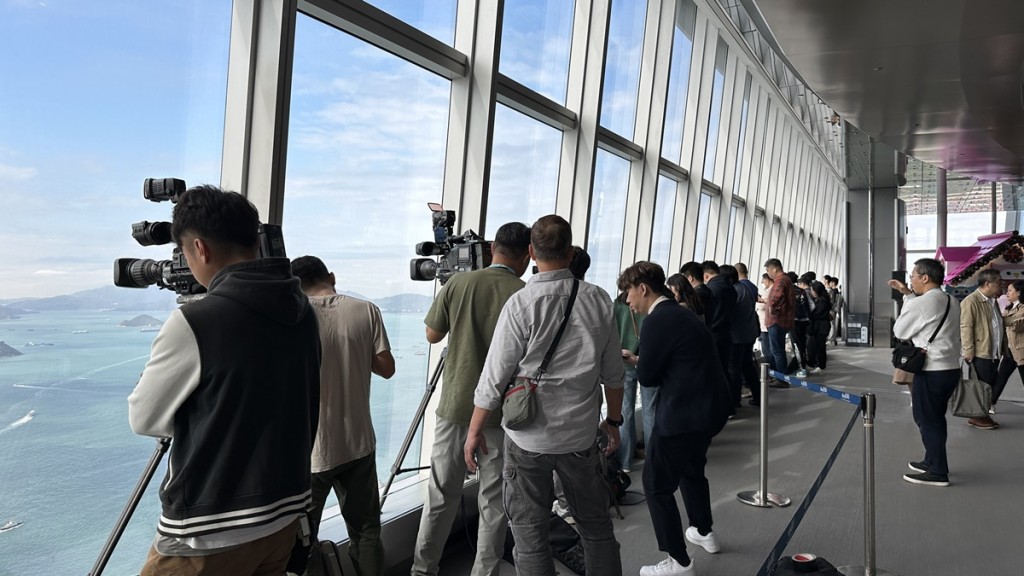 中外記者雲集ICC觀景台，捕捉飛越維港歷史性一刻。