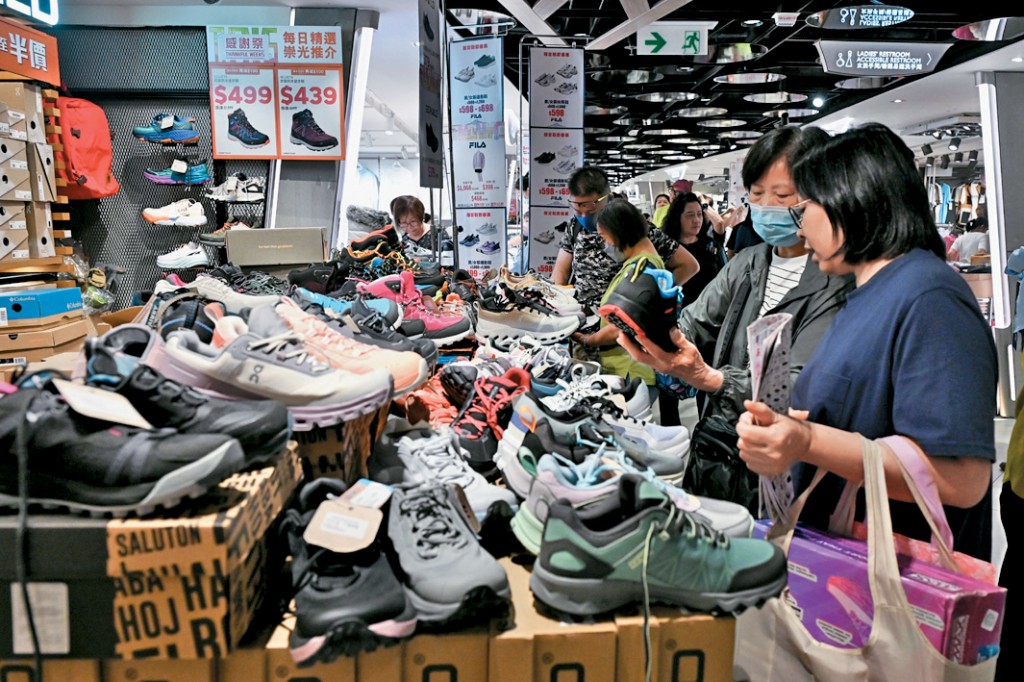 由於外圍經濟受特朗普政策影響,大部份市民消費亦較為保守。