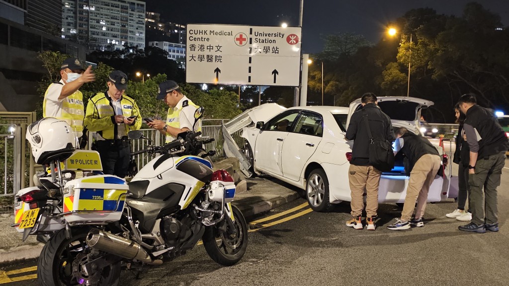 私家车驶至香港中文大学医院对开一个路壆时失控，冲上行人路，并扫毁1米铁栏。