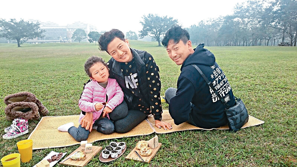 ■雖然落着微雨，但無損阿邦和Mimi同陳禛野餐心情。