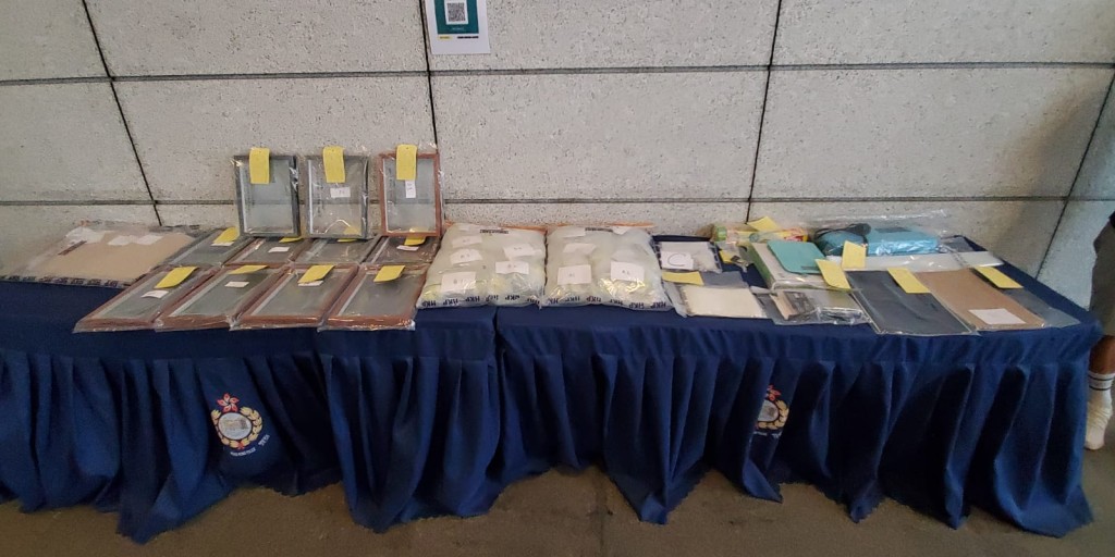 警方檢獲涉案的相框及毒品。